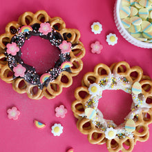 Load image into Gallery viewer, Daisy Edible Cake Decoration